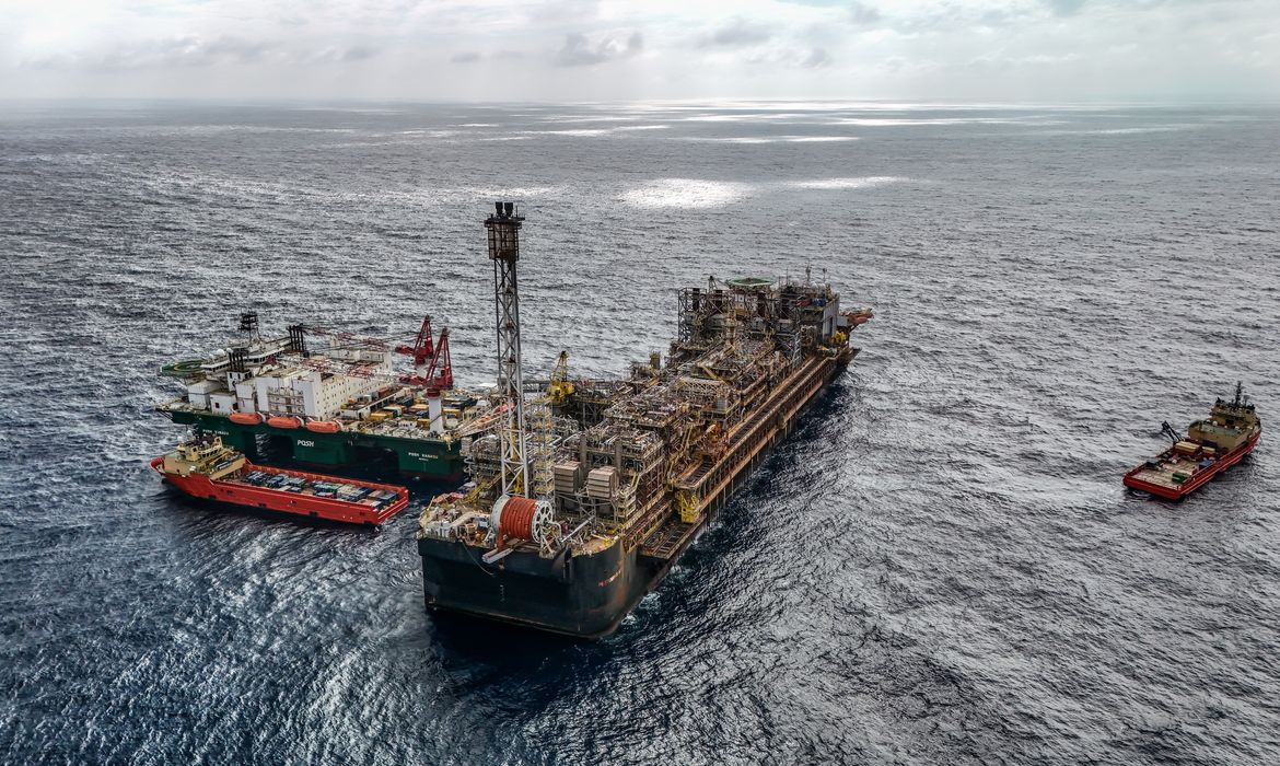 Petroleiros propõem maior controle estatal e revisão na política de dividendos da Petrobras