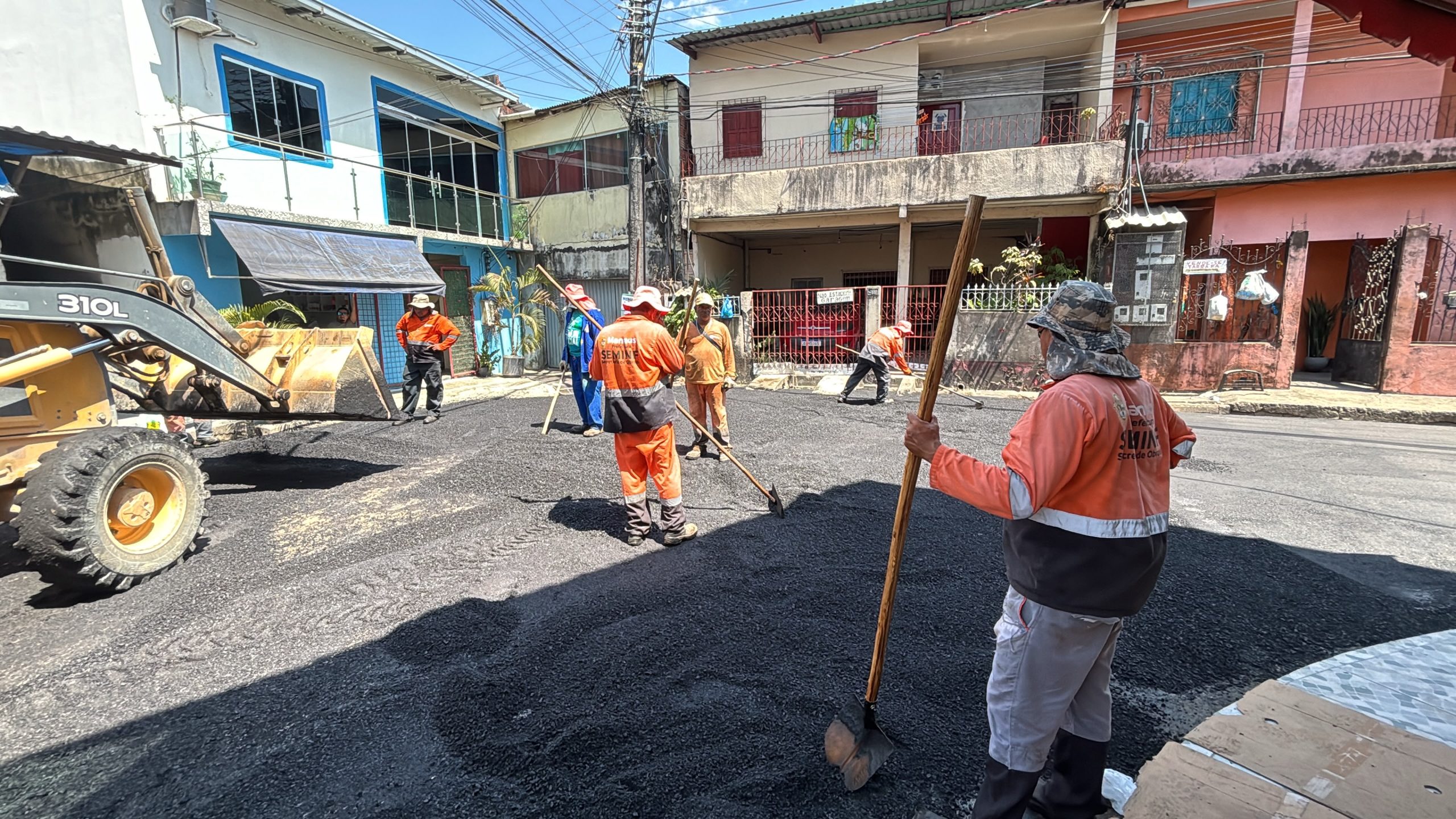 Prefeitura de Manaus intensifica obras de recapeamento asfáltico no bairro Tancredo Neves