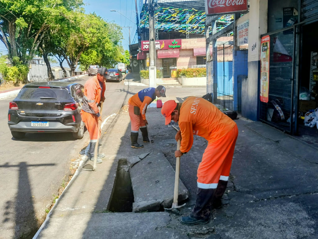 Prefeitura de Manaus realiza manutenção em rede de drenagem no bairro Redenção