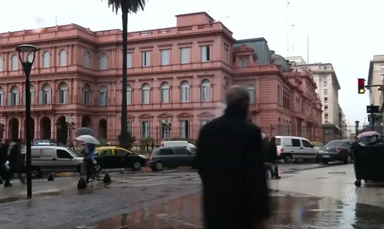 Pressão popular e memória das Malvinas forçam Milei a recuar sobre venda de terras