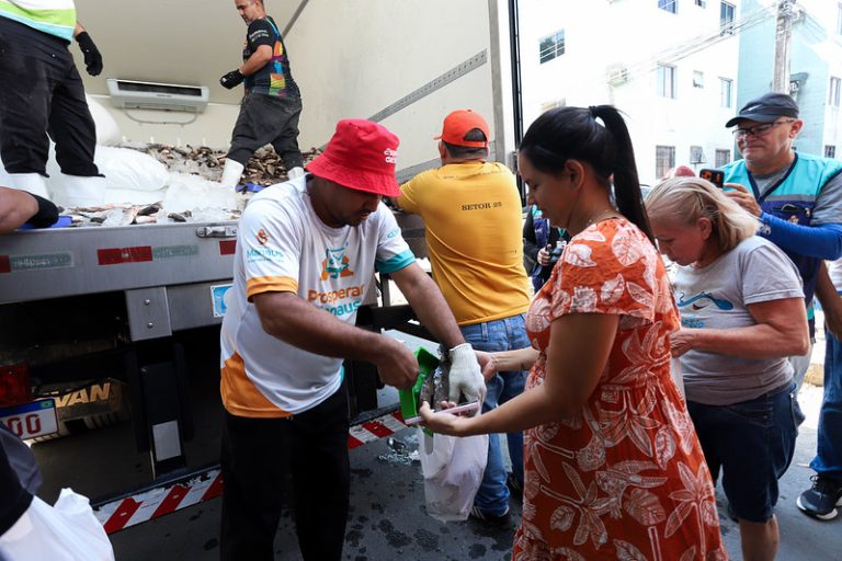 Programa Jaraqui da Gente distribui 57 mil peixes para famílias de Manaus
