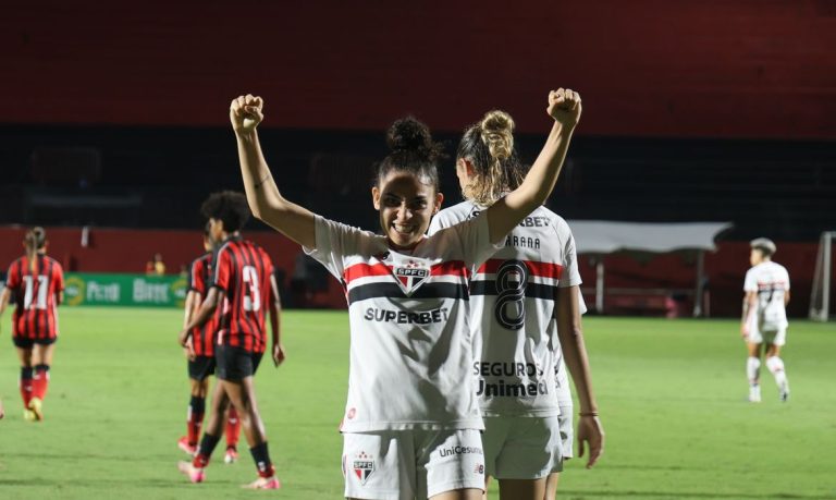 São Paulo derrota Vitória por 3 a 1 e dispara na ponta do Brasileirão Feminino