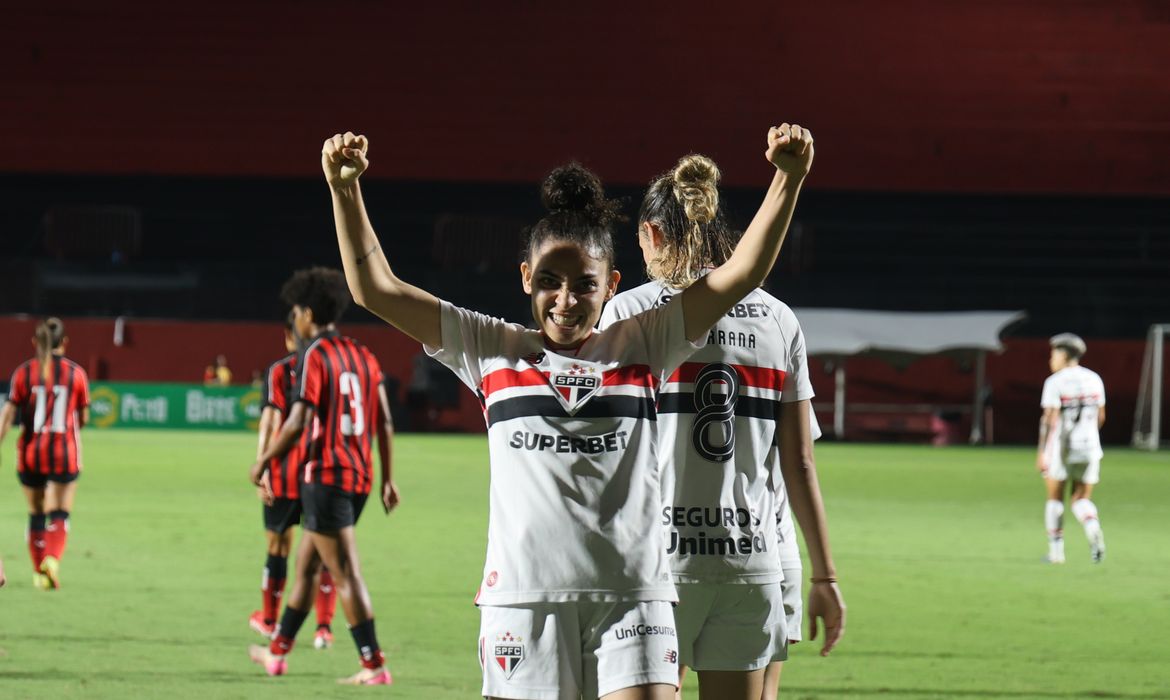 São Paulo derrota Vitória por 3 a 1 e dispara na ponta do Brasileirão Feminino