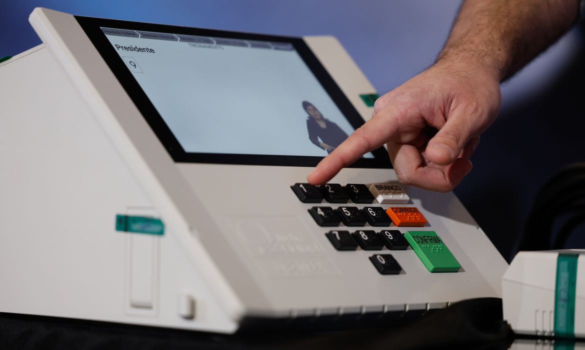 Segurança das urnas eletrônicas é garantida por lacração e assinatura digital