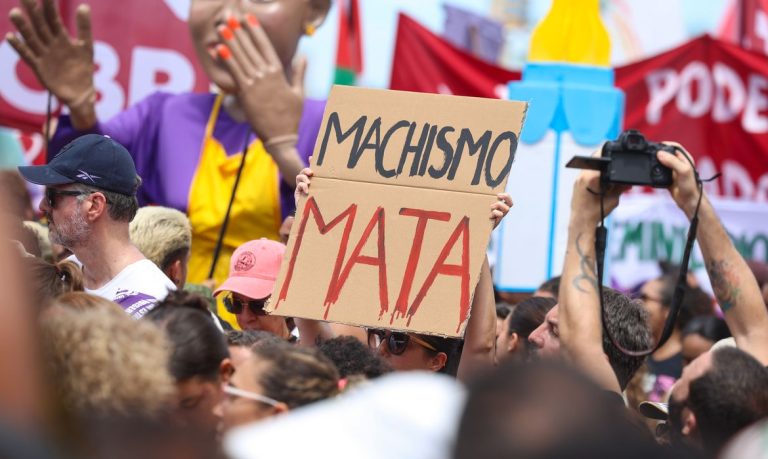 Sobrecarga doméstica e dependência mantêm mulheres em ciclos de violência