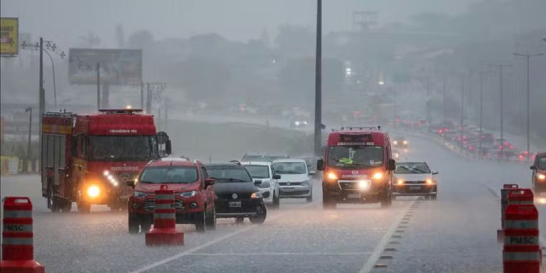 Tempestades e baixa umidade colocam regiões brasileiras em alerta meteorológico