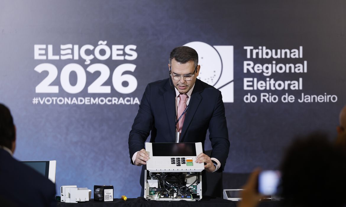 Tre-rj desmonta urna eletrônica em demonstração pública de segurança