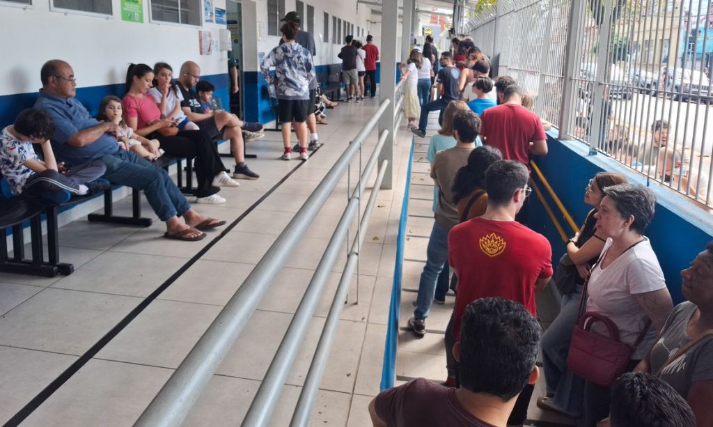Vacinação contra sarampo em São Paulo gera longas filas em postos da capital