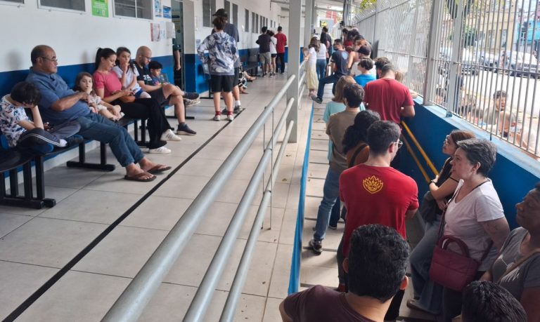 Vacinação contra sarampo em São Paulo gera longas filas em postos da capital