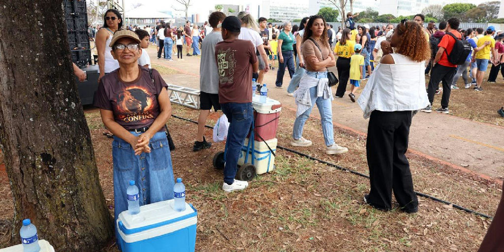Ambulantes enfrentam rotina exaustiva em busca de renda extra no 7 de Setembro
