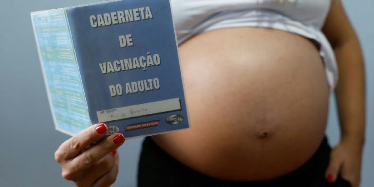 Baixa adesão à vacinação contra gripe e covid mantém gestantes em risco no Brasil