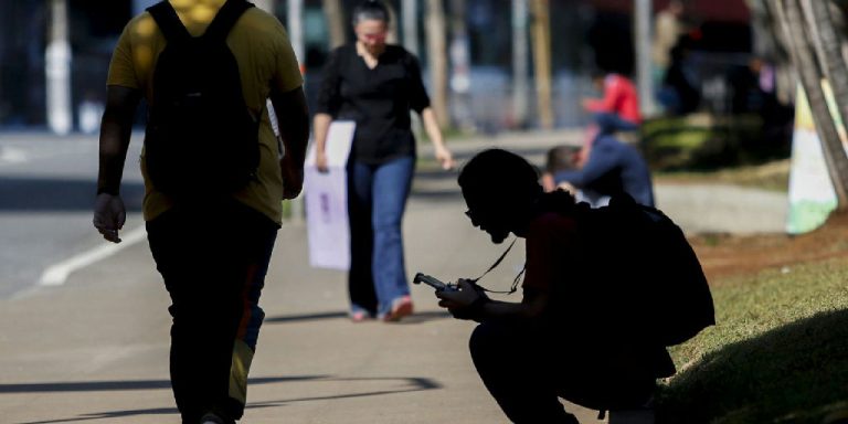 Brasil reduz número de jovens fora do mercado e da escola para 22,4%