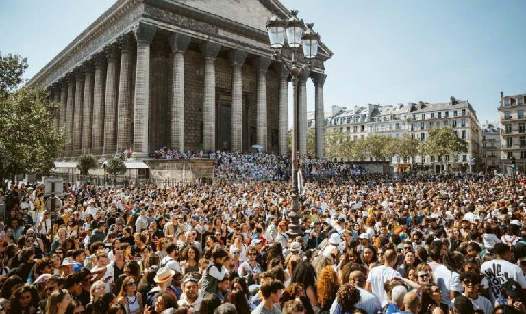 Cultura afro-brasileira atrai 60 mil pessoas em Paris na 25ª edição da Lavagem de Madeleine