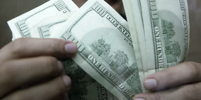 Dólar avança e fecha próximo a R$ 5,17 sob influência de cenário externo e eleitoral