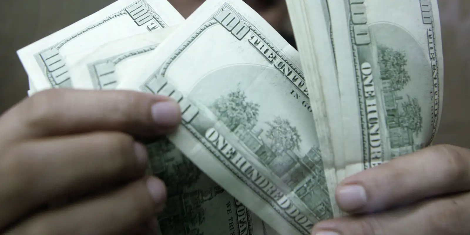 Dólar avança e fecha próximo a R$ 5,17 sob influência de cenário externo e eleitoral