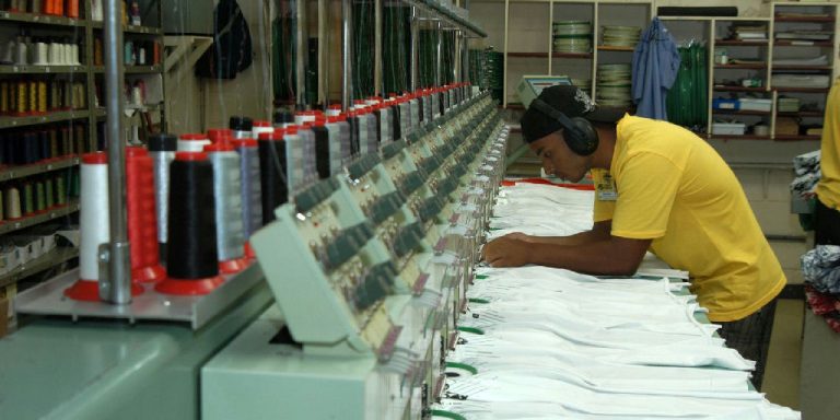 Economia brasileira registra retração de 0,4% em julho segundo dados da FGV