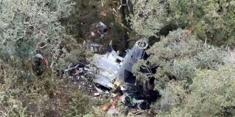 Equipes de resgate localizam destroços de helicóptero com cantor Rick em Santa Catarina
