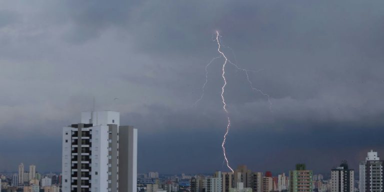 Estado de atenção em São Paulo devido ao volume persistente de chuvas