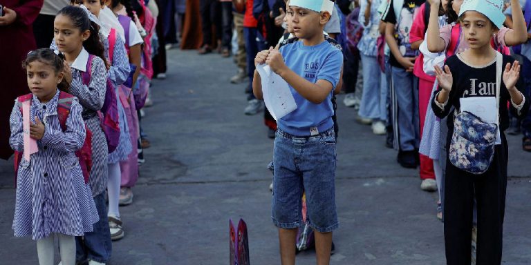 Estudantes em Gaza retomam aulas presenciais após três anos de interrupção