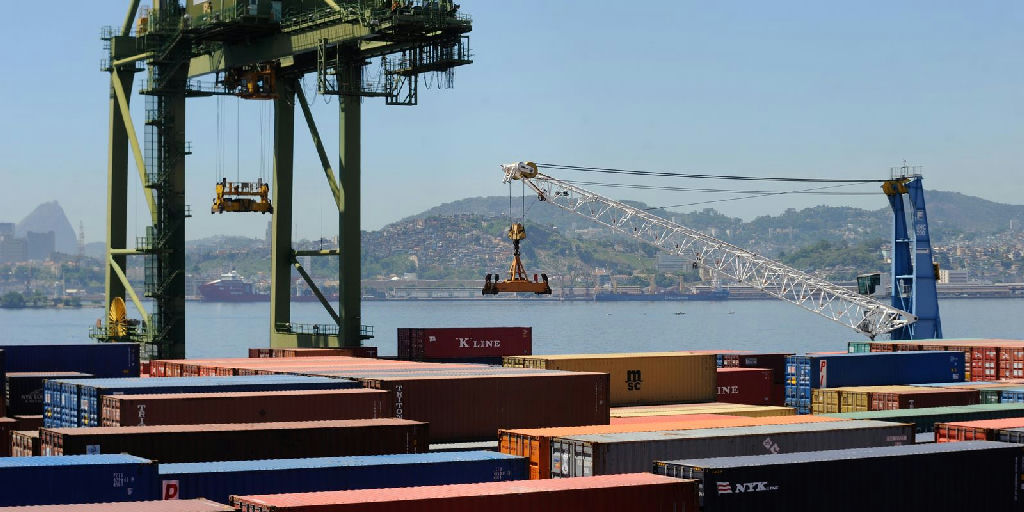 Exportações de soja, petróleo e minérios levam balança comercial a saldo positivo de US$ 7,4 bi