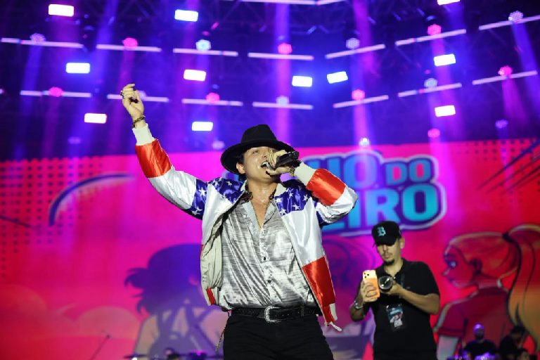 Filho do Piseiro e Dennis DJ agitam primeira noite do festival Soumanaus 2026