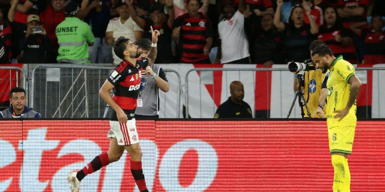Flamengo bate Mirassol no Maracanã e encosta na liderança do Brasileirão