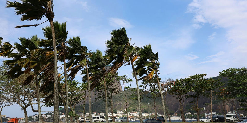 Frente fria traz ventos fortes ao Rio e Defesa Civil emite alerta para a capital