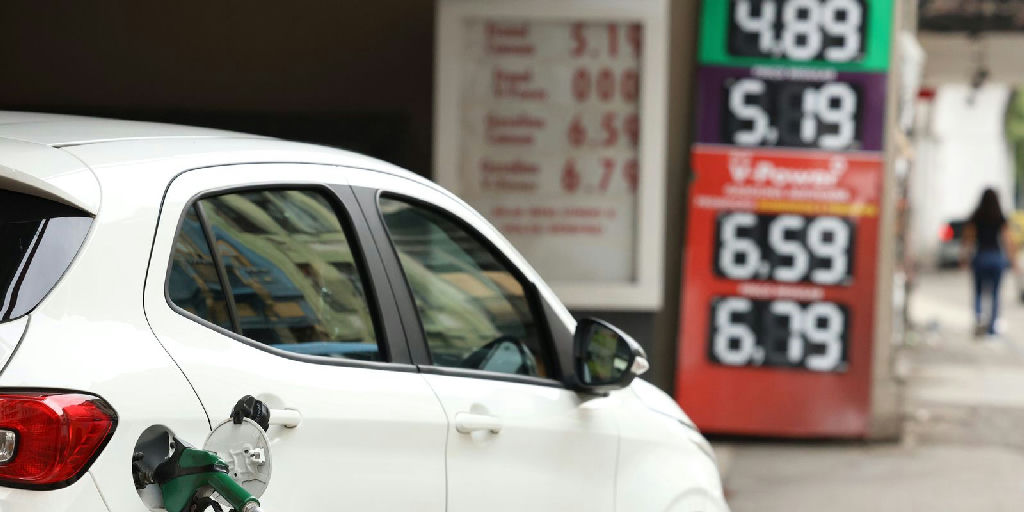 Governo federal anuncia pacote de R$ 7 bilhões para conter preços de combustíveis