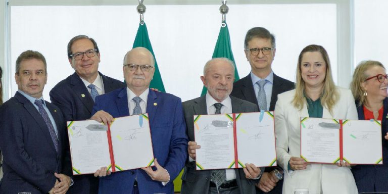Governo sanciona leis para reestruturar fundos e fortalecer instituições do Judiciário