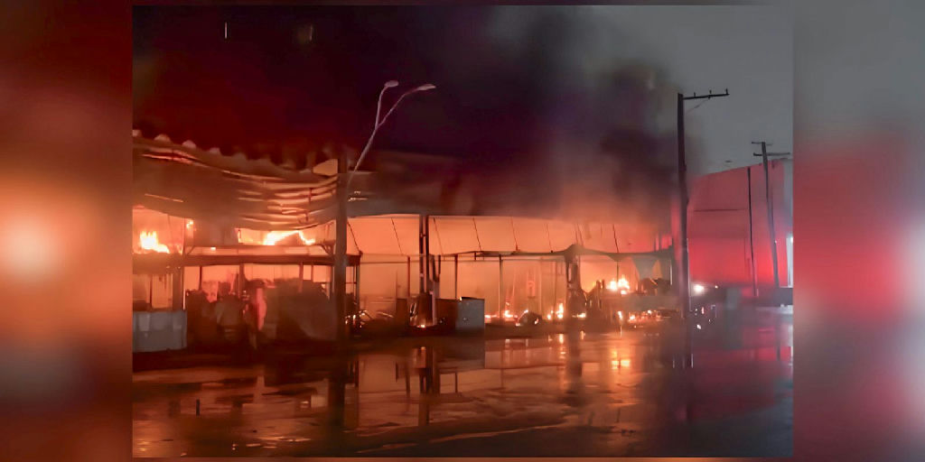 Incêndio destrói centenas de boxes no pavilhão de frutas do Ceagesp