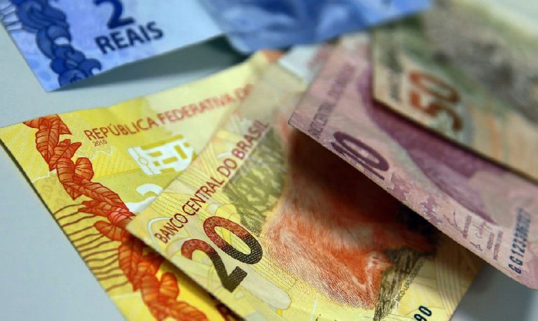 Juros em alta pressionam orçamento das famílias brasileiras e inadimplência atinge 6%