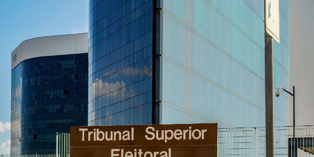 Maioria no TSE confirma decisão que remove publicações sobre Nossa Senhora ligadas a Flávio Bolsonaro