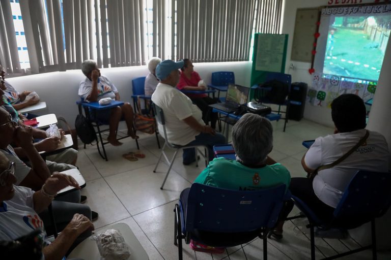 Manaus promove atividades de bem-estar para alunos da terceira idade