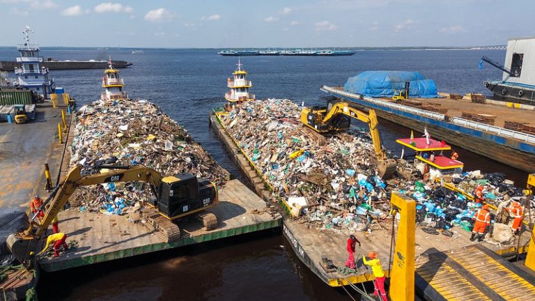 Manaus remove 400 toneladas de resíduos da orla durante operação de transbordo