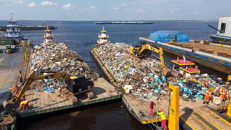 Manaus remove 400 toneladas de resíduos da orla durante operação de transbordo