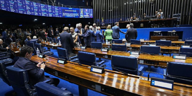 PEC da escala 6x1 ganha articulação por rito especial para votação no Senado