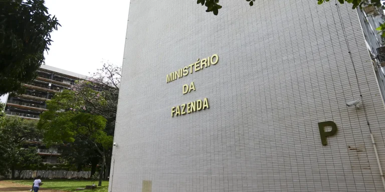 Planalto corta estimativa de crescimento do PIB para 2% em 2026 e 2,3% em 2027