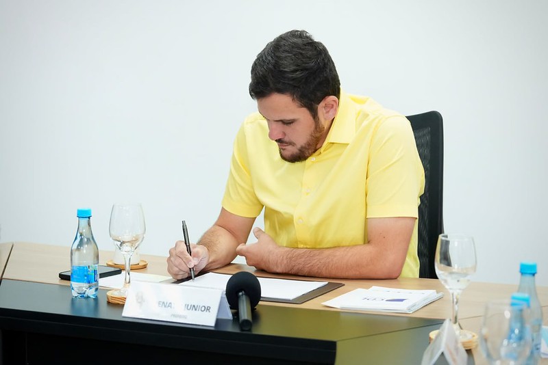 Prefeito Renato Junior autoriza reajuste salarial para 7.616 servidores municipais de Manaus