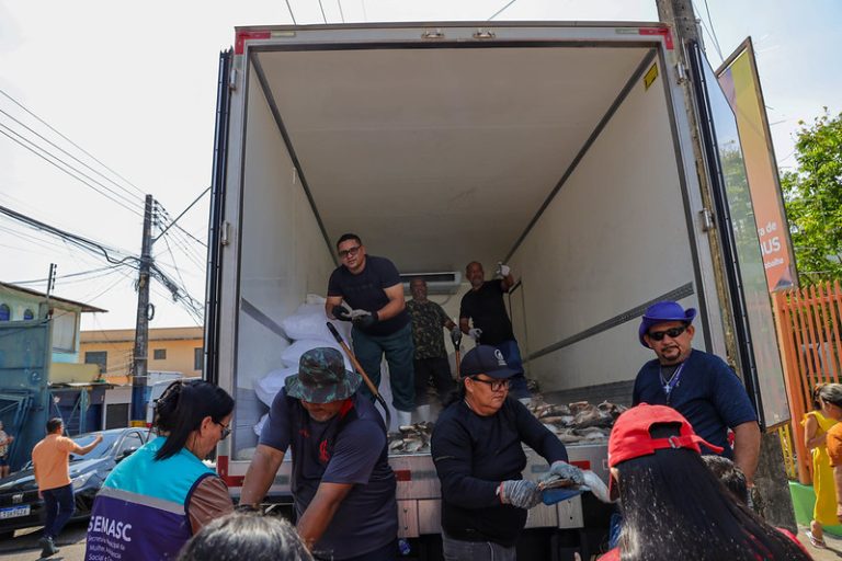 Prefeitura de Manaus distribui cinco toneladas de pescado no bairro Coroado 2
