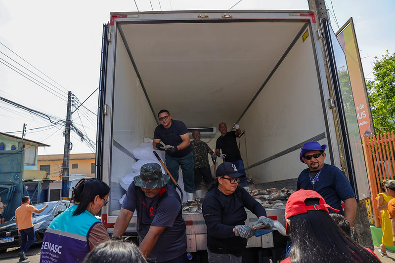 Prefeitura de Manaus distribui cinco toneladas de pescado no bairro Coroado 2