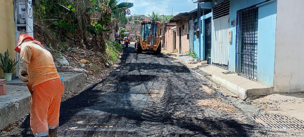 Prefeitura de Manaus executa obras de pavimentação na rua Buriti
