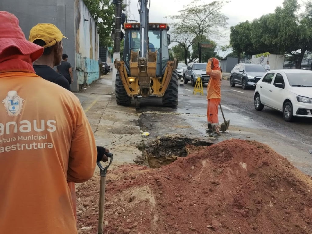 Prefeitura de Manaus inicia reparo emergencial na rede de drenagem da avenida Djalma Batista