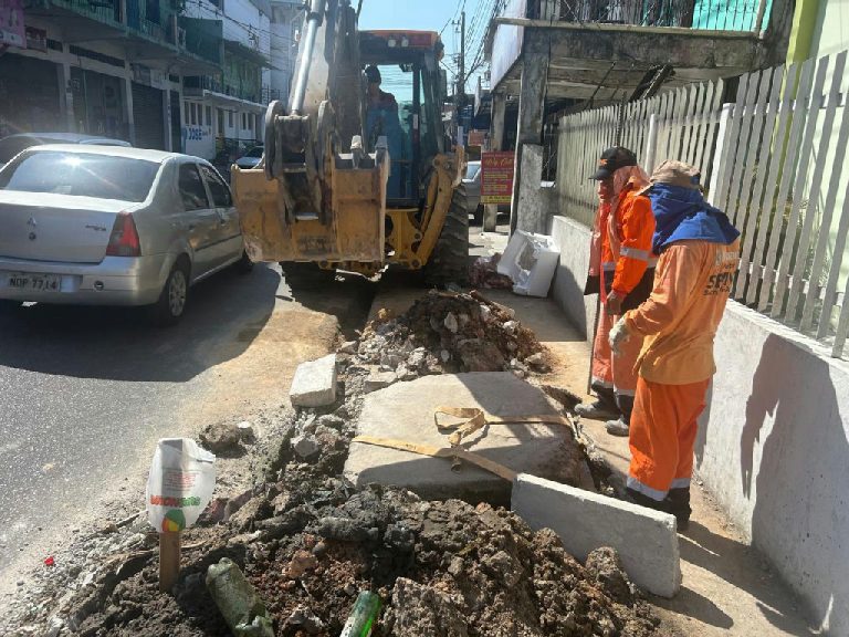 Prefeitura de Manaus realiza manutenção em sistema de drenagem na avenida Oscar Borel