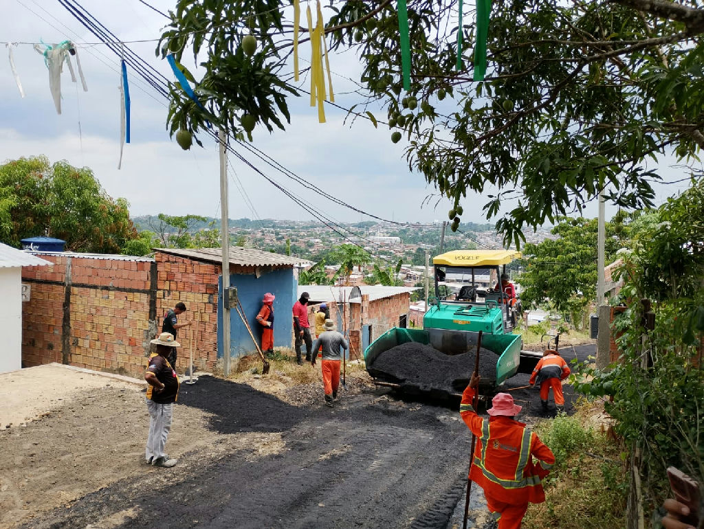 Prefeitura de Manaus revitaliza rua Lua Cheia com aplicação de 260 toneladas de asfalto