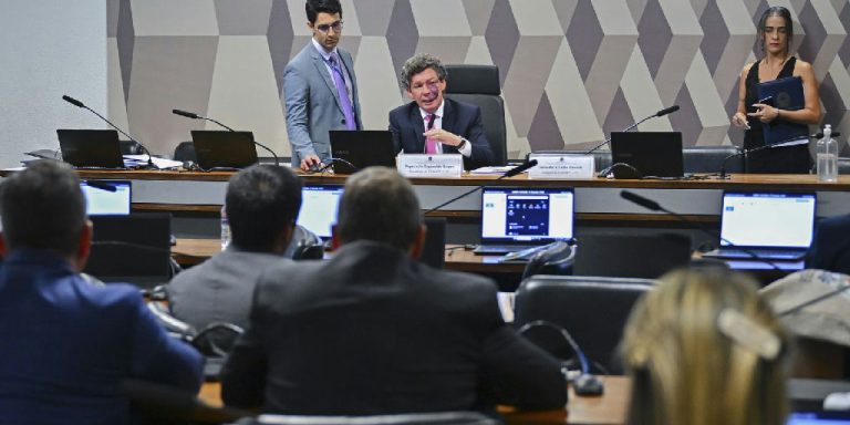 Votação da MP da taxa das blusinhas é adiada por comissão mista