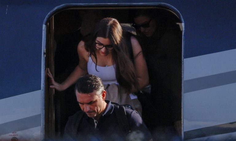 Aeronave com senador Flávio Bolsonaro e familiares a bordo aterrissa em território norte-americano