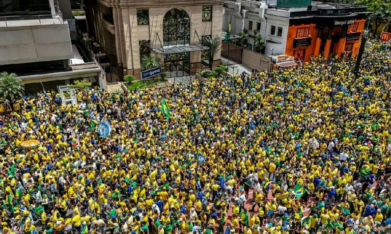 Ato na Avenida Paulista reúne apoiadores de Flávio Bolsonaro na reta final