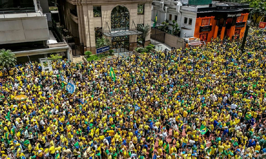 Ato na Avenida Paulista reúne apoiadores de Flávio Bolsonaro na reta final