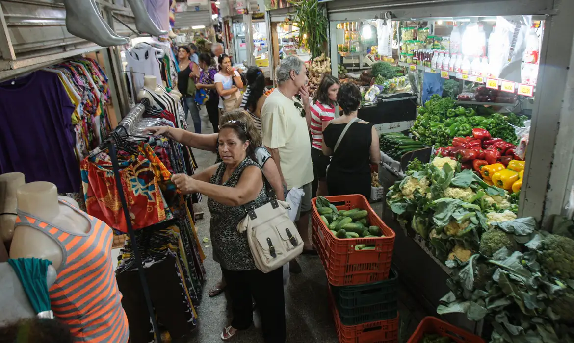 Benefícios sociais sustentam comércio e economia de cidades do interior