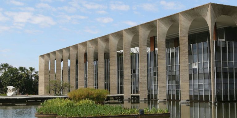 Brasileiras buscam proteção em Varsóvia após ameaça de deputado polonês